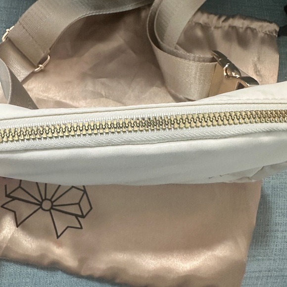 ⭐️SOLD⭐️ NWT Rose Gold Cross Body Bag - Picture 6 of 11